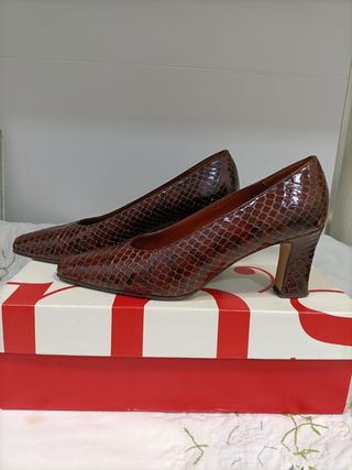 Zapatos de tacón piel serpiente marrones