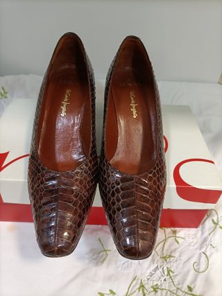 Zapatos de tacón piel serpiente marrones