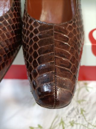 Zapatos de tacón piel serpiente marrones