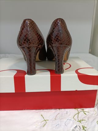 Zapatos de tacón piel serpiente marrones