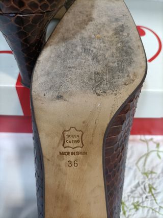Zapatos de tacón piel serpiente marrones