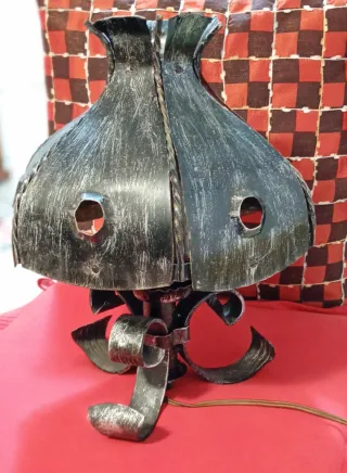 Lampada da tavolo ferro battuto design artigianale