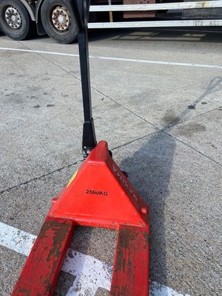 Transpaleta 2500kg casi nueva