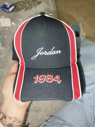 Gorra Jordan Negra y Roja 1984