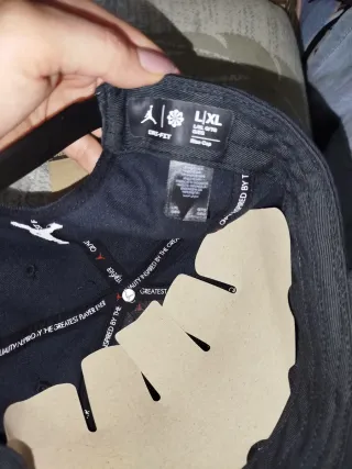 Gorra Jordan Negra y Roja 1984