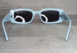 Glamurosas gafas de sol negras y azul cielo