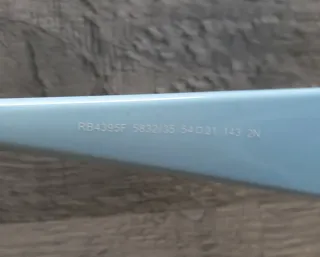 Glamurosas gafas de sol negras y azul cielo