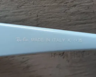 Glamurosas gafas de sol negras y azul cielo