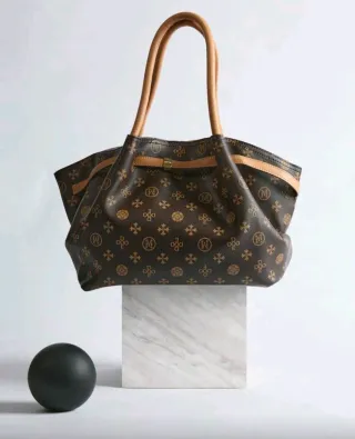 Bolso de mano marrón y dorado