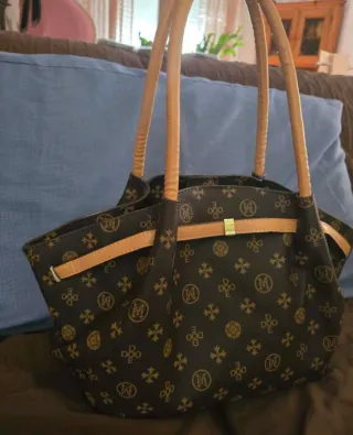 Bolso de mano marrón y dorado