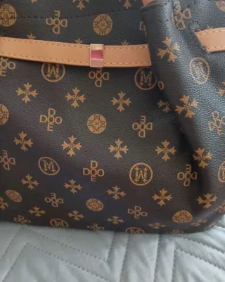 Bolso de mano marrón y dorado