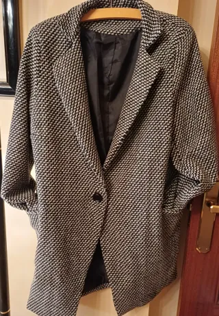 Abrigo jaspeado blanco y negro talla 46.
