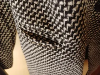 Abrigo jaspeado blanco y negro talla 46.