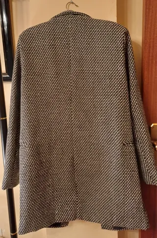 Abrigo jaspeado blanco y negro talla 46.