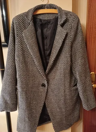 Abrigo jaspeado blanco y negro talla 46.