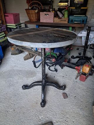 Mesa redonda madera reciclada, resina y metal