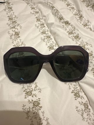 Gafas de sol moradas y verdes