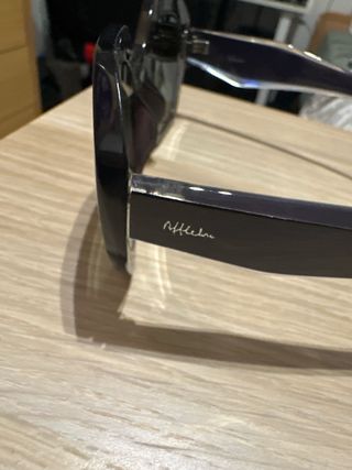 Gafas de sol moradas y verdes