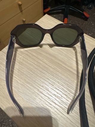 Gafas de sol moradas y verdes