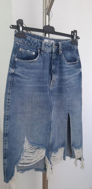 Falda vaquera midi. Nueva sin estrenar. De Bershka