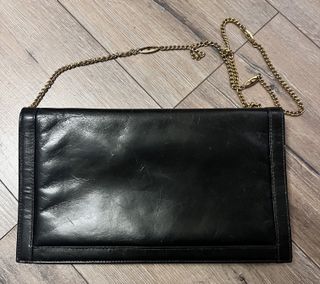 Bolso de hombro negro vintage con cadena dorada