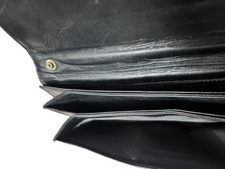 Bolso de hombro negro vintage con cadena dorada