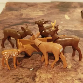 Playmobil 5 Ciervos y Comedero