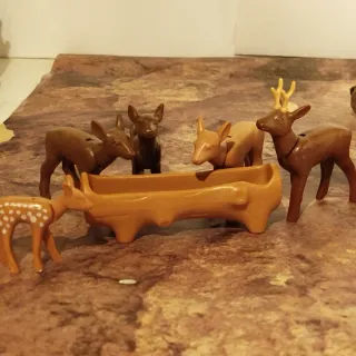 Playmobil 5 Ciervos y Comedero