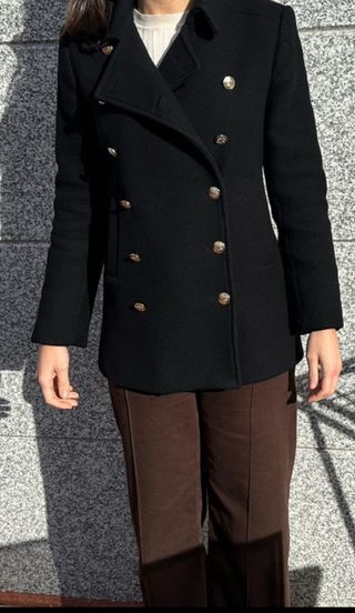 Abrigo Zara negro botones dorados