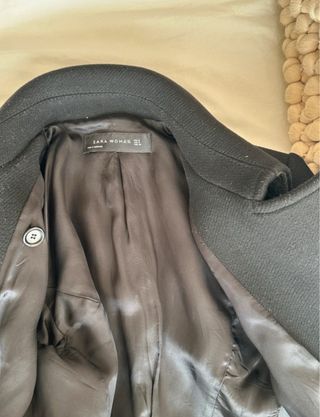 Abrigo Zara negro botones dorados