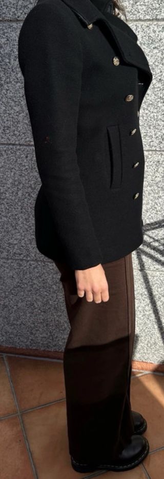 Abrigo Zara negro botones dorados