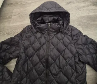 Chaqueta acolchada negra con capucha