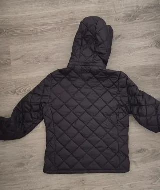 Chaqueta acolchada negra con capucha