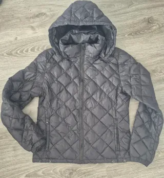 Chaqueta acolchada negra con capucha