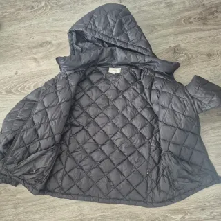 Chaqueta acolchada negra con capucha