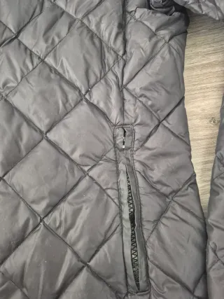 Chaqueta acolchada negra con capucha