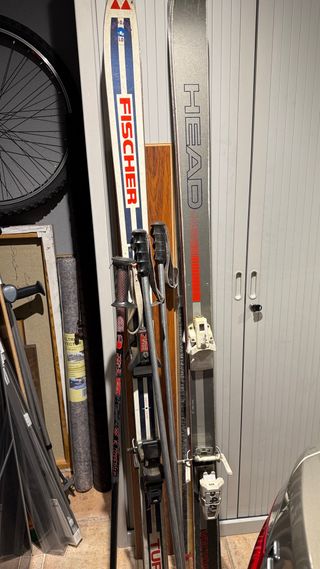 Esquís Fischer y Head con bastones
