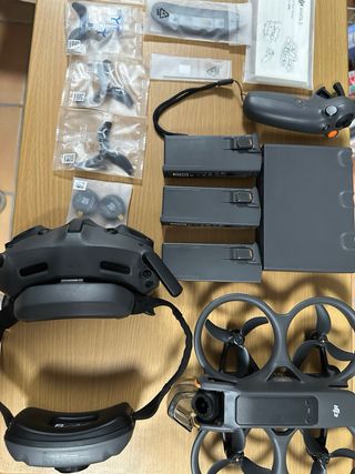 DJI Avata 2 Combo FPV Occhiali con 3 Batterie