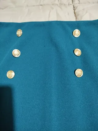 Falda Shein azul con botones dorados