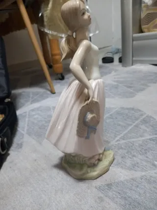 Figura de porcelana bailarina con sombrero