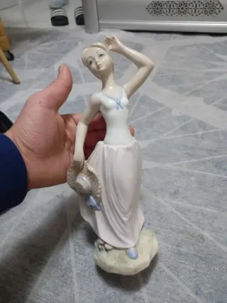 Figura de porcelana bailarina con sombrero