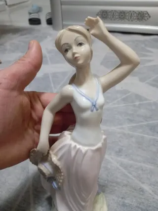 Figura de porcelana bailarina con sombrero