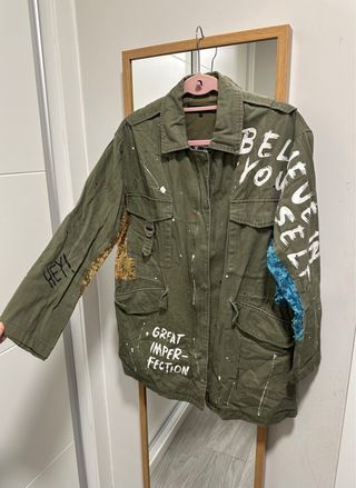 Chaqueta Zara verde con detalles dorados