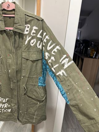 Chaqueta Zara verde con detalles dorados