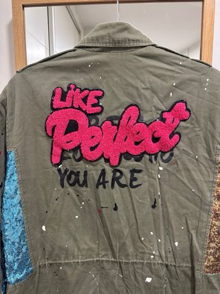 Chaqueta Zara verde con detalles dorados