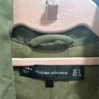 Chaqueta Zara verde con detalles dorados