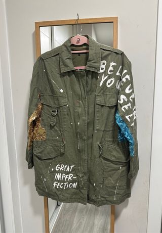 Chaqueta Zara verde con detalles dorados