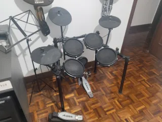 Batería Electrónica Alesis Nitro Mesh Kit