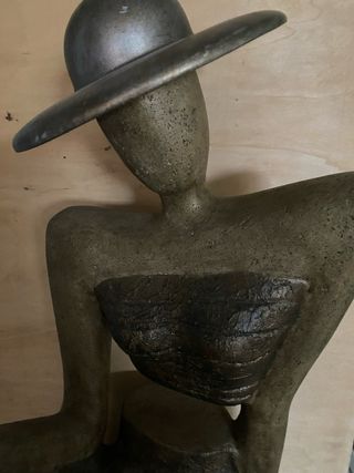 Statua donna con cappello