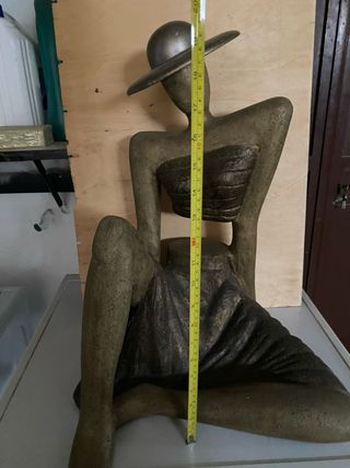 Statua donna con cappello